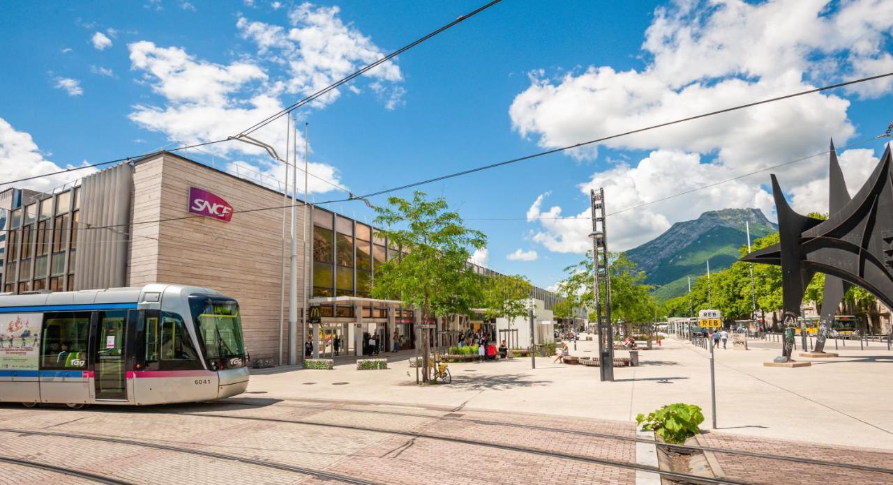 Hostel Le Hueb Grenoble Bagian luar foto